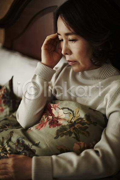 40대 성인 여자 한국인 한명 JPG 포토 두통 상반신 실내 이불 중년라이프 침대