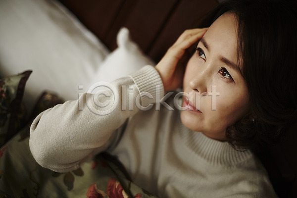 40대 성인 여자 한국인 한명 JPG 아웃포커스 포토 두통 상반신 실내 응시 중년라이프 침대