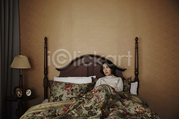 40대 성인 여자 한국인 한명 JPG 포토 베개 스탠드 실내 앉기 우울증 이불 중년라이프 침대