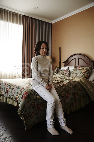 40대 성인 여자 한국인 한명 JPG 포토 실내 앉기 우울증 전신 중년라이프 창문 침대 커튼