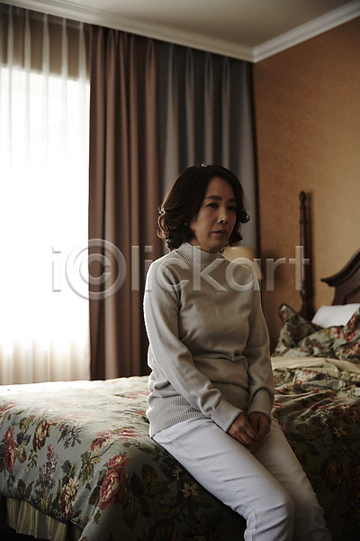 40대 성인 여자 한국인 한명 JPG 포토 실내 앉기 우울증 중년라이프 창문 침대 커튼