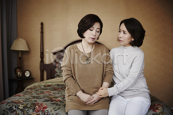 우정 위로 40대 두명 성인 여자 한국인 JPG 포토 상반신 실내 앉기 중년라이프 친구 침대