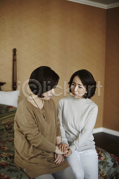 우정 위로 40대 두명 성인 여자 한국인 JPG 포토 상반신 손잡기 실내 앉기 중년라이프 친구 침대