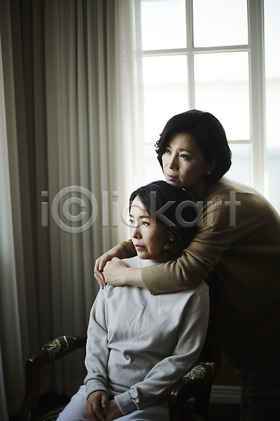 우정 위로 40대 두명 성인 여자 한국인 JPG 포토 상반신 실내 앉기 응시 의자 중년라이프 창문 친구 커튼 포옹