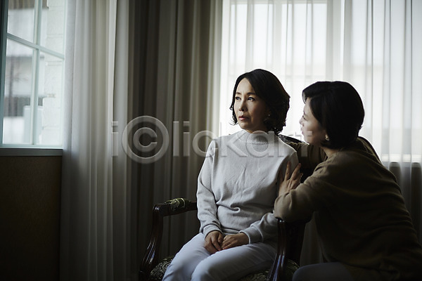 우정 위로 40대 두명 성인 여자 한국인 JPG 포토 상반신 실내 앉기 의자 중년라이프 창문 친구 커튼