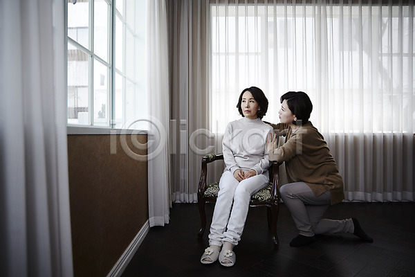 우정 위로 40대 두명 성인 여자 한국인 JPG 포토 실내 앉기 의자 전신 중년라이프 창문 친구 커튼