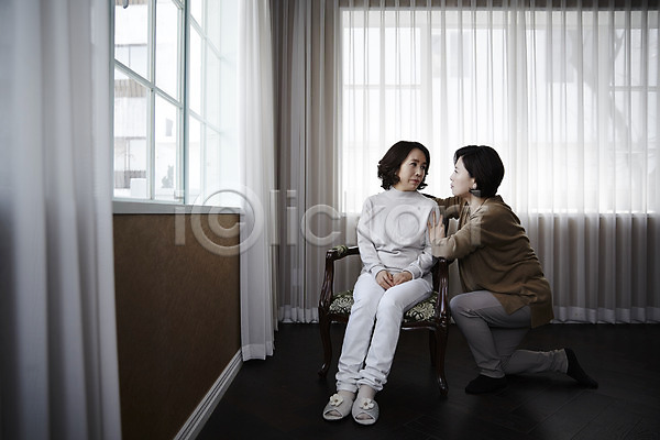 우정 위로 40대 두명 성인 여자 한국인 JPG 포토 마주보기 실내 앉기 의자 전신 중년라이프 창문 친구 커튼
