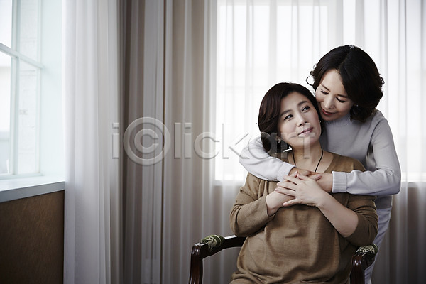 우정 위로 40대 두명 성인 여자 한국인 JPG 포토 상반신 실내 웃음 의자 중년라이프 창문 친구 커튼 포옹