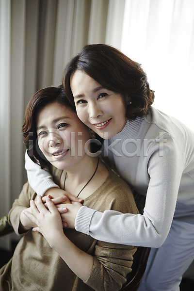 우정 위로 40대 두명 성인 여자 한국인 JPG 포토 상반신 실내 웃음 중년라이프 창문 친구 커튼 포옹