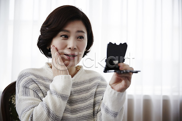 40대 성인 여자 한국인 한명 JPG 포토 들기 뷰티 상반신 손거울 실내 중년라이프 창문 커튼