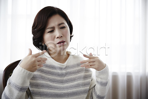 분노 짜증 40대 성인 여자 한국인 한명 JPG 포토 갱년기 더위 상반신 실내 중년라이프 창문 커튼 통화 핸드폰