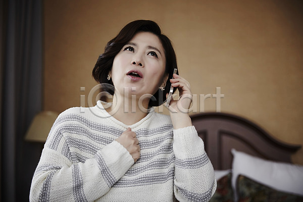 답답함 분노 짜증 40대 성인 여자 한국인 한명 JPG 포토 상반신 실내 올려보기 중년라이프 침대 통화 핸드폰