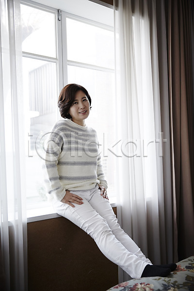 40대 성인 여자 한국인 한명 JPG 포토 실내 앉기 웃음 전신 중년라이프 창문 커튼