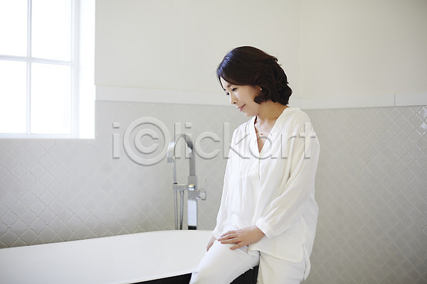 40대 성인 여자 한국인 한명 JPG 옆모습 포토 상반신 실내 앉기 욕실 욕조 중년라이프 창문