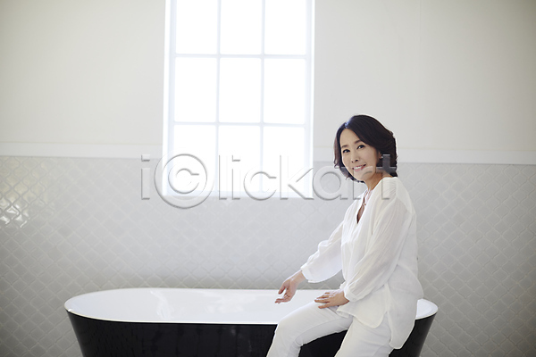 40대 성인 여자 한국인 한명 JPG 옆모습 포토 상반신 실내 안내 앉기 욕실 욕조 웃음 중년라이프 창문