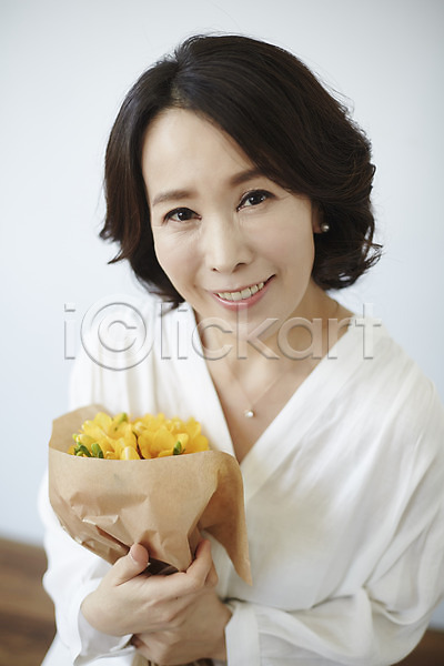 40대 성인 여자 한국인 한명 JPG 포토 꽃다발 상반신 스튜디오촬영 실내 웃음 중년라이프 프리지어