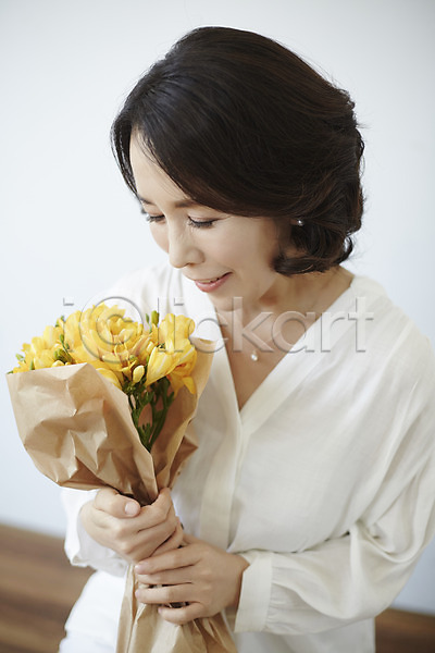 40대 성인 여자 한국인 한명 JPG 포토 꽃다발 상반신 스튜디오촬영 실내 웃음 중년라이프 프리지어