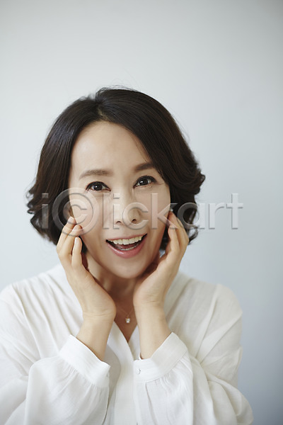 40대 성인 여자 한국인 한명 JPG 포토 뷰티 상반신 스튜디오촬영 실내 웃음 중년라이프 포즈