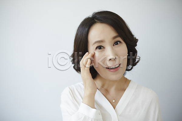 40대 성인 여자 한국인 한명 JPG 포토 뷰티 상반신 스튜디오촬영 실내 웃음 주름 중년라이프