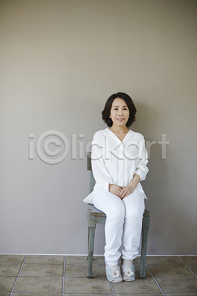 40대 성인 여자 한국인 한명 JPG 포토 스튜디오촬영 실내 앉기 웃음 의자 전신 중년라이프