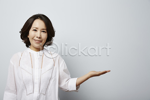 40대 성인 여자 한국인 한명 JPG 포토 상반신 스튜디오촬영 실내 안내 웃음 중년라이프
