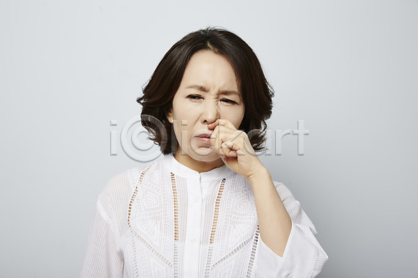 40대 성인 여자 한국인 한명 JPG 포토 감기(질병) 상반신 스튜디오촬영 실내 중년라이프 찡그림 코감기