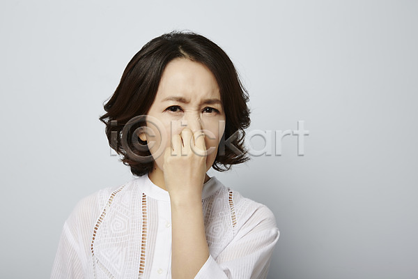 40대 성인 여자 한국인 한명 JPG 포토 감기(질병) 상반신 스튜디오촬영 실내 중년라이프 찡그림 코감기