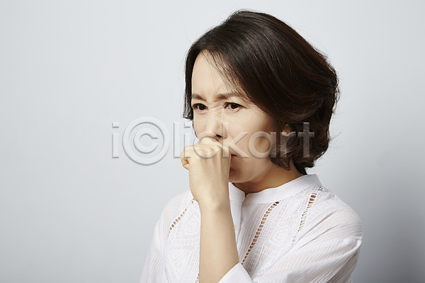 고통 40대 성인 여자 한국인 한명 JPG 포토 감기(질병) 기침 상반신 스튜디오촬영 실내 중년라이프 찡그림