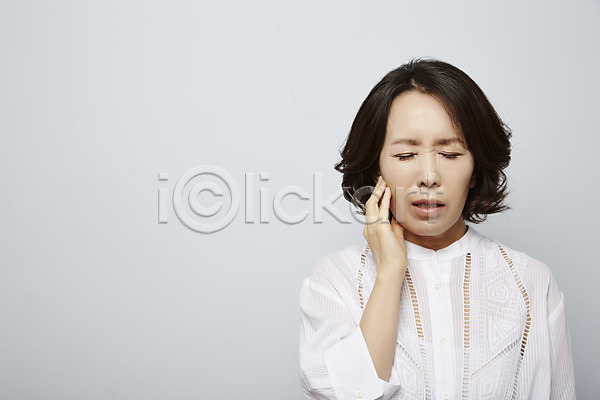 고통 40대 성인 여자 한국인 한명 JPG 포토 눈감음 상반신 스튜디오촬영 실내 중년라이프 찡그림 치통