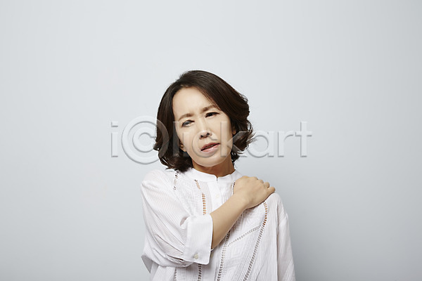 고통 40대 성인 여자 한국인 한명 JPG 포토 상반신 스튜디오촬영 실내 어깨통증 중년라이프 질병