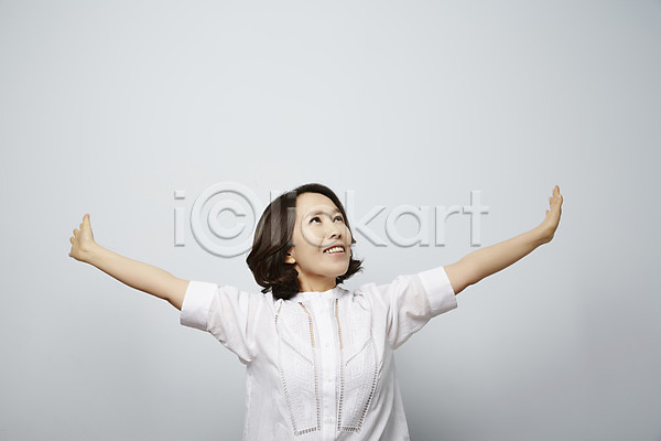 40대 성인 여자 한국인 한명 JPG 포토 기지개 상반신 스튜디오촬영 실내 웃음 중년라이프