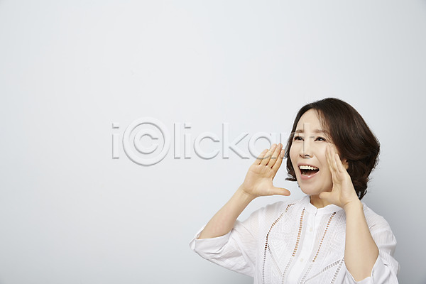 40대 성인 여자 한국인 한명 JPG 포토 상반신 스튜디오촬영 실내 외침 웃음 응시 중년라이프