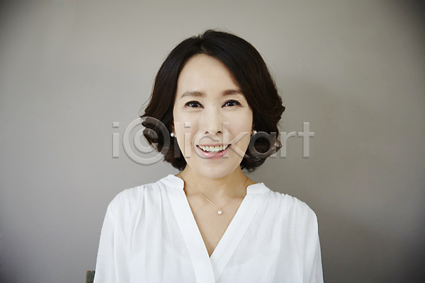 40대 성인 여자 한국인 한명 JPG 포토 상반신 스튜디오촬영 실내 웃음 중년라이프