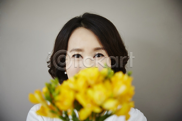 40대 성인 여자 한국인 한명 JPG 아웃포커스 포토 상반신 스튜디오촬영 실내 중년라이프 프리지어