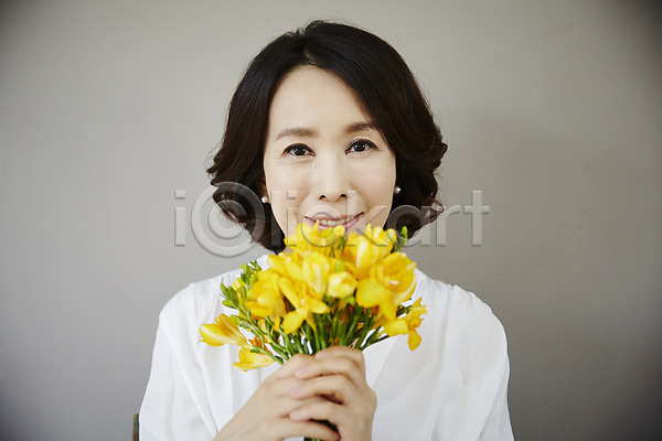 40대 성인 여자 한국인 한명 JPG 포토 상반신 스튜디오촬영 실내 웃음 중년라이프 프리지어