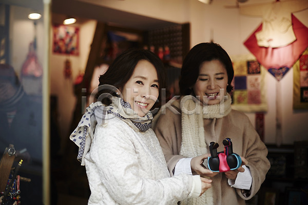 우정 휴식 40대 두명 성인 여자 한국인 JPG 아웃포커스 포토 상반신 상점 실내 웃음 원앙 중년라이프 친구