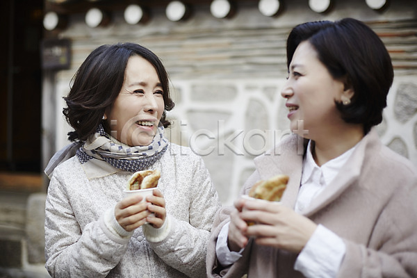우정 휴식 40대 두명 성인 여자 한국인 JPG 아웃포커스 포토 겨울간식 겨울음식 상반신 야외 웃음 제철음식 주간 중년라이프 친구 호떡