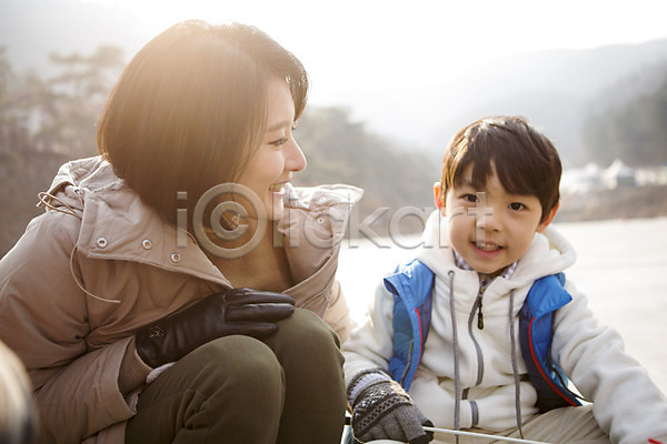 화목 30대 남자 두명 성인 어린이 여자 한국인 JPG 앞모습 옆모습 포토 가족 가족라이프 겨울 빙어낚시 빙판 상반신 아들 앉기 야외 양평 엄마 웃음 주간