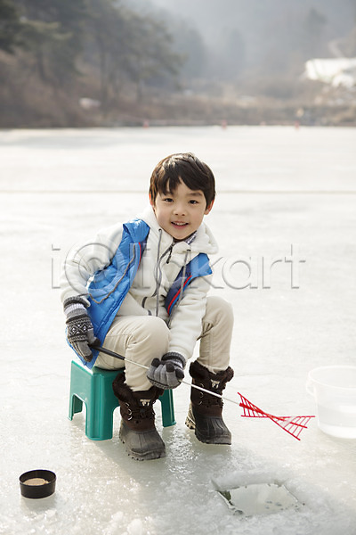 화목 남자 소년한명만 어린이 한국인 한명 JPG 앞모습 포토 가족라이프 겨울 낚싯대 빙어낚시 빙판 앉기 야외 양평 웃음 전신 주간