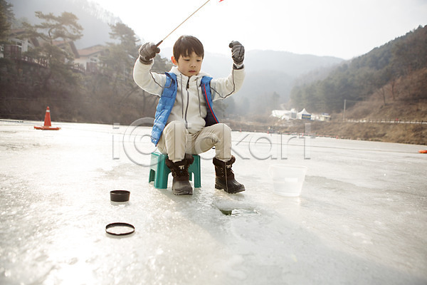화목 남자 소년한명만 어린이 한국인 한명 JPG 앞모습 포토 가족라이프 겨울 빙어낚시 빙판 앉기 야외 양평 전신 주간