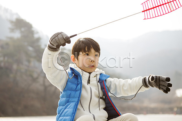 화목 남자 소년한명만 어린이 한국인 한명 JPG 앞모습 포토 가족라이프 겨울 낚싯대 빙어낚시 빙판 상반신 야외 양평 주간