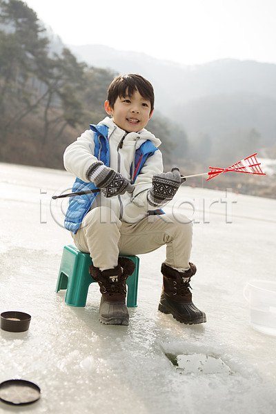 화목 남자 소년한명만 어린이 한국인 한명 JPG 앞모습 포토 가족라이프 겨울 낚싯대 빙어낚시 빙판 앉기 야외 양평 전신 주간