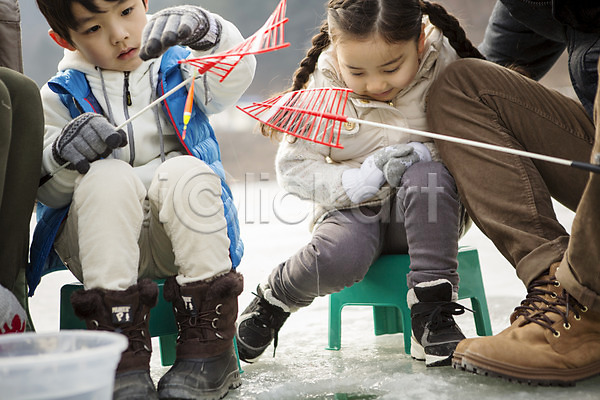 화목 남자 두명 성인 어린이 여자 한국인 JPG 앞모습 포토 가족 가족라이프 겨울 낚싯대 빙어낚시 빙판 앉기 야외 양평 전신 주간