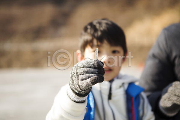 화목 남자 소년한명만 어린이 한국인 한명 JPG 아웃포커스 앞모습 포토 가족라이프 겨울 들기 빙어 빙어낚시 빙판 상반신 앉기 야외 양평 주간