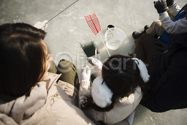 화목 30대 남자 성인 세명 어린이 여자 한국인 JPG 포토 하이앵글 가족 가족라이프 겨울 딸 빙어 빙어낚시 빙판 아빠 앉기 야외 양평 엄마 전신 주간