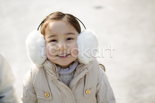 화목 소녀한명만 어린이 여자 한국인 한명 JPG 앞모습 포토 가족라이프 겨울 상반신 서기 야외 양평 웃음 주간