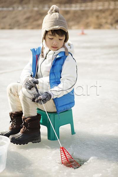 화목 남자 소년한명만 어린이 한국인 한명 JPG 옆모습 포토 가족라이프 겨울 빙어낚시 빙판 앉기 야외 양평 의자 전신 주간