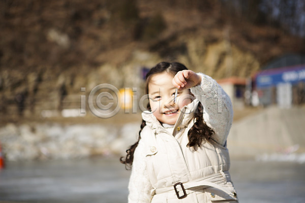 화목 소녀한명만 어린이 여자 한국인 한명 JPG 아웃포커스 앞모습 포토 가족라이프 겨울 빙어 상반신 야외 양평 웃음 잡기 주간