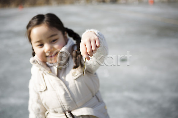 화목 소녀한명만 어린이 여자 한국인 한명 JPG 아웃포커스 앞모습 포토 가족라이프 겨울 빙어 빙판 상반신 야외 양평 웃음 잡기 주간