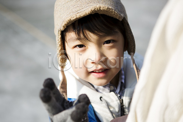 화목 남자 소년한명만 어린이 한국인 한명 JPG 앞모습 포토 가족라이프 겨울 브이 상반신 야외 양평 웃음 응시 주간